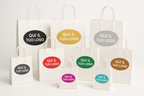 adesso generami una bella foto con ben 9 shopper di carta Kraft Bianca, con tutte il cordino bianco di cotone alzato, e falle tutte diverse misura e su ognuna di esse metti al cento un cerchio ovale orizzontale con dentro scritto QUI IL TUO LOGO, ora ti dico 9 colori e devi distribuirli su di essi , NERO 
ORO #c2a300
ARGENTO #c2c2c2
CANNA DI FUCILE #343d42
ROSSO ff3131
VERDE #018445
RAME #a66a31
FUCSIA #c4378d
CELESTE #33bfc4
BRONZO #ab5f15
BLU #1800ad
 questi sono i colori, 